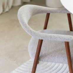 Armstoel COLETTE Monza Beige - Poot Walnoot